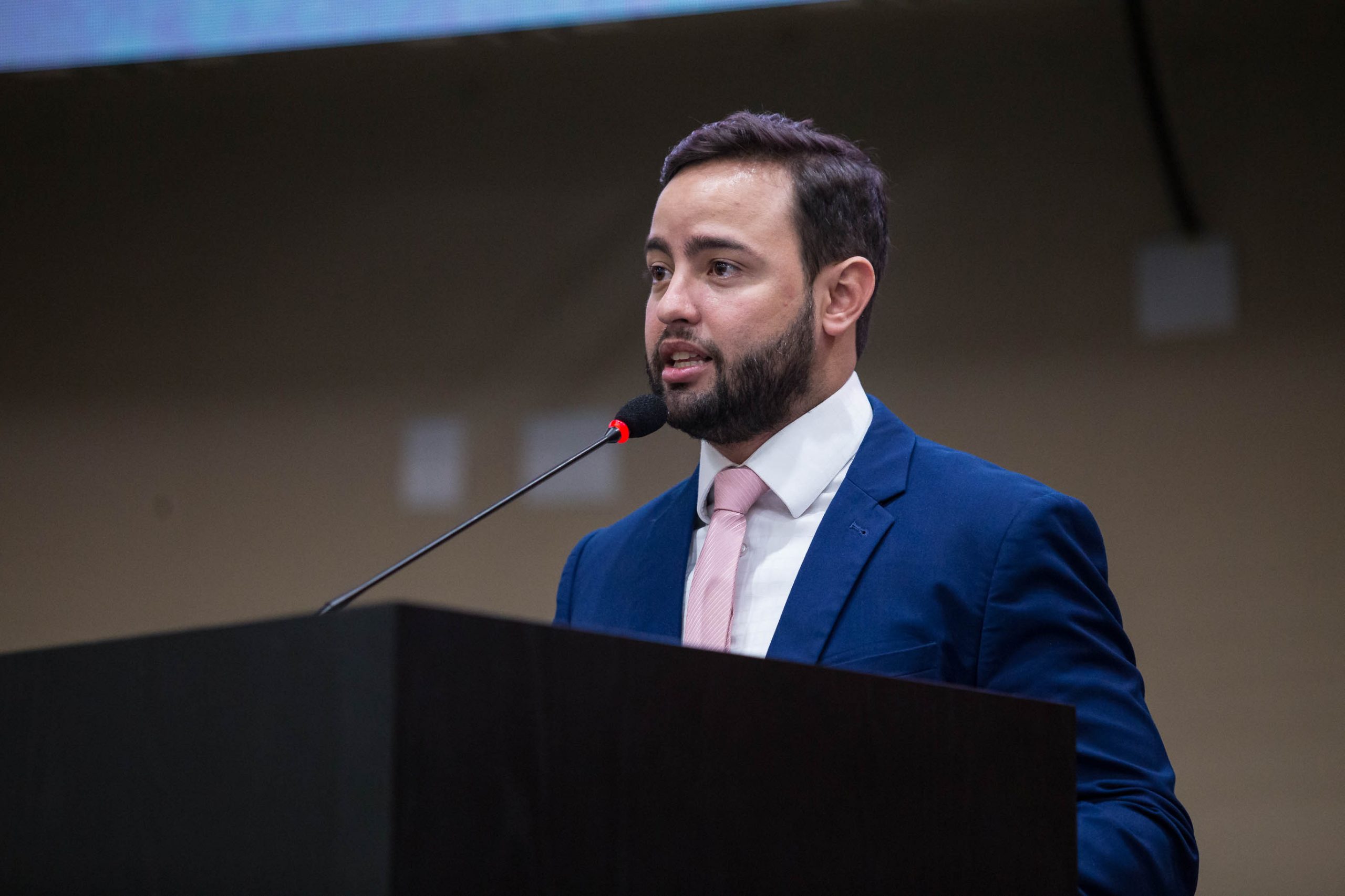 Ulysses Moraes pede informações sobre obras paradas em General Carneiro